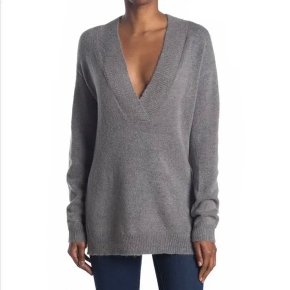 RDI Sweaters - NWOT RDI Nordstrom Deep V-Neck Tunic Knit Sweater